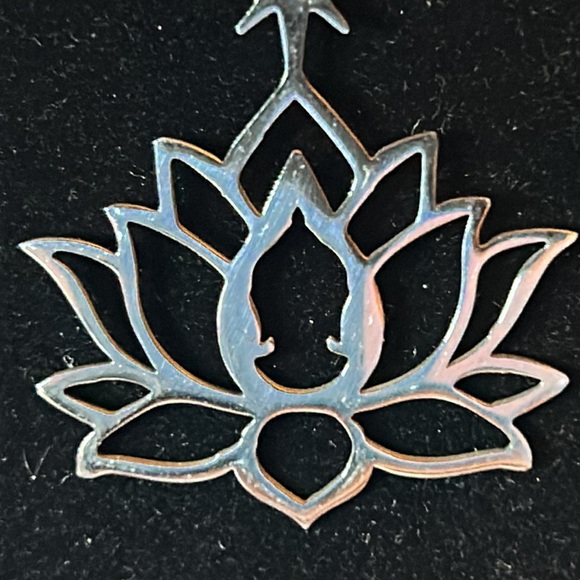 Lotus flower pendant - Picture 3 of 5